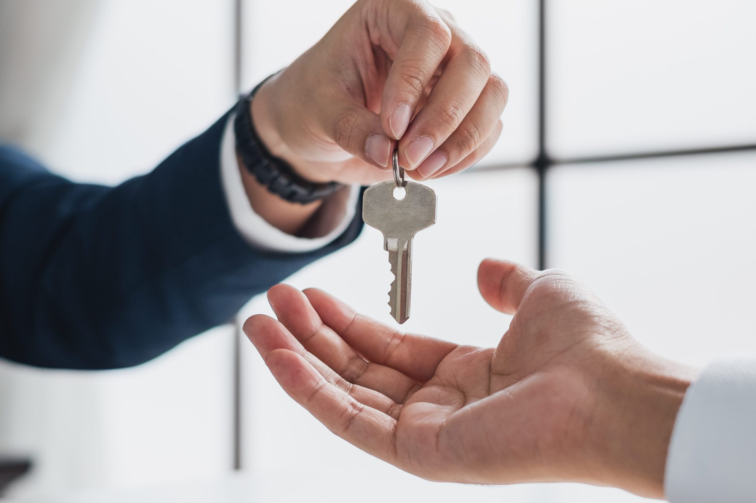 会社で金庫の鍵を渡している