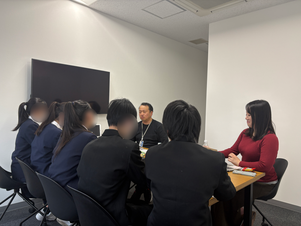 企業訪問に来た中学生の質問に弊社COOの土信田が回答している場面